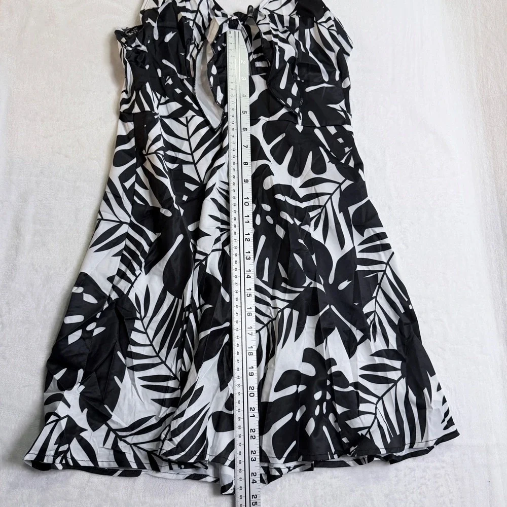 CUPSHE Romper Tropical Palm Leaf‎ Black White Tie Front V Neck Medium